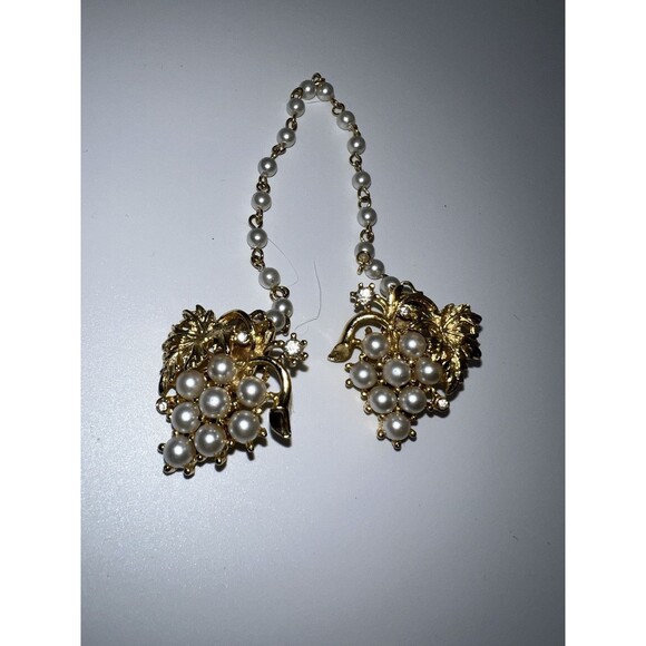 Sweater Clips Chain Gold Tone Faux Pearl Grape Cluster Vintage Mad Men 50s - Picture 3 of 6
